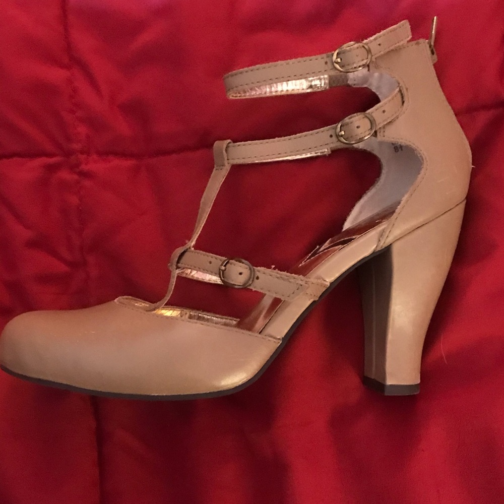 Seychelles tan t-strap heel size 8 1/2